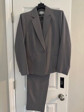 Le Suit Women's Gray Single-Button Blazer and Matching Trousers